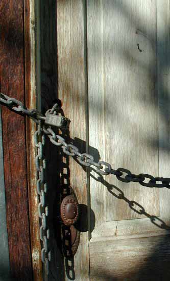 BentonHS_bldg_door_chain_01.jpg